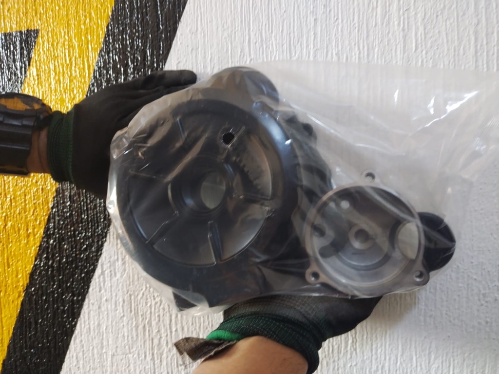 CR4 250  / CR4N / SPITZER 250 - TAPADERA DE PLANTA DELANTERA LH - COLOR NEGRO / FXR 200 (COLOR GRIS)
