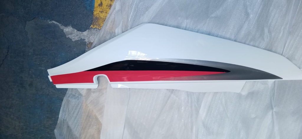 FXR 200L - TAPADERA LATERAL TRASERA BLANCA LH