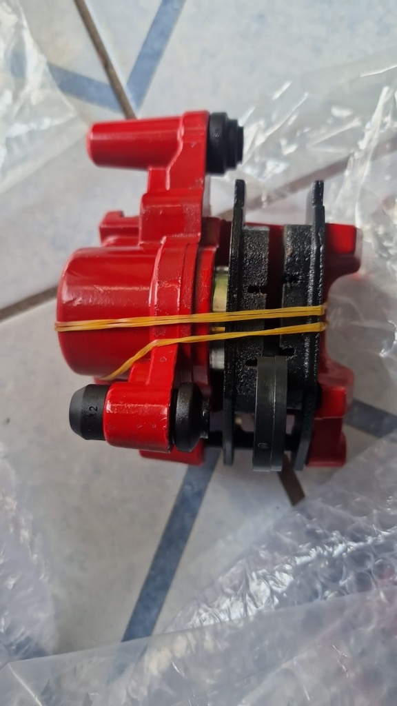 CR4 250N - MORDAZA DE FRENO TRASERA (INCLUYE PASTILLAS)