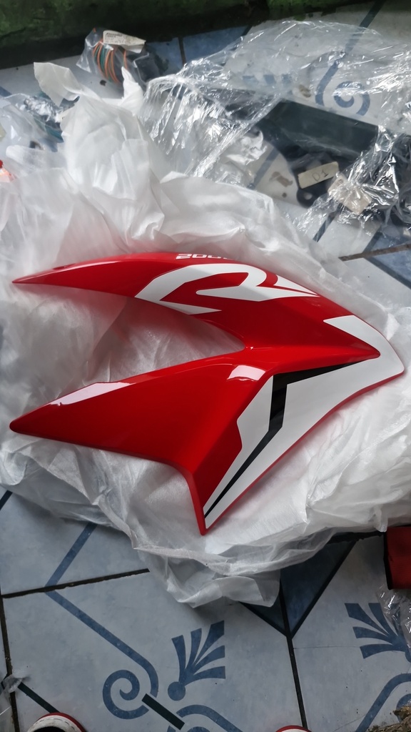 FXR 200L # ALETA DE TANQUE ROJO RH