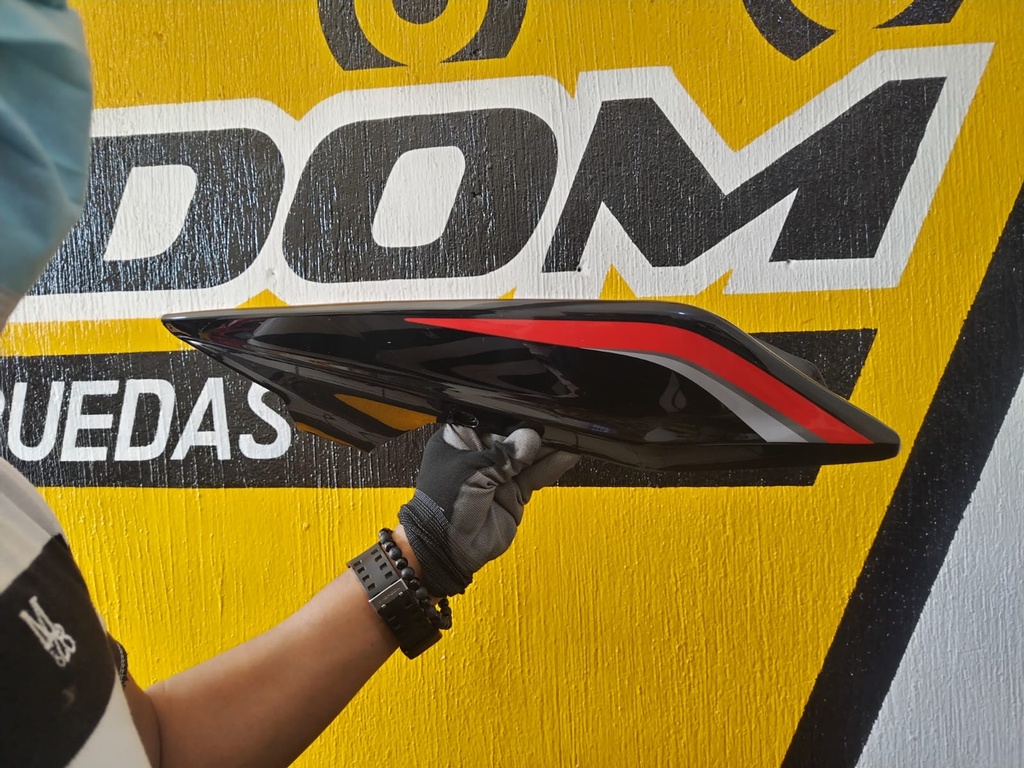 CR1 150 NEW - TAPA TRASERA NEGRA RH