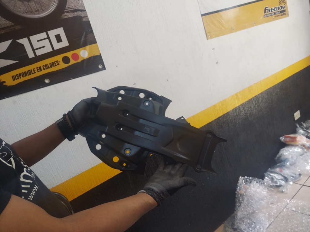 CR4 250N - PROTECTOR DE CHASIS TRASERO / GUARDAFANGO 