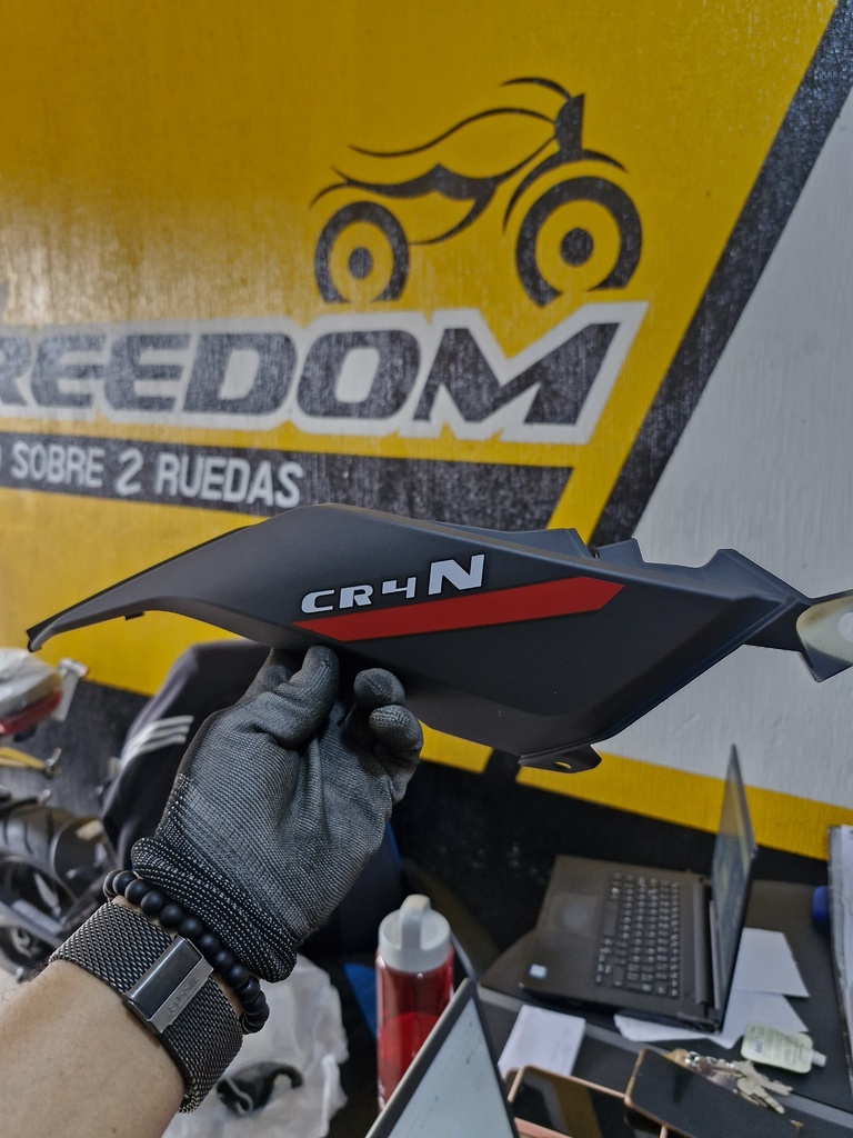 CR4 250N - TAPADERA LATERAL TRASERA NEGRA RH