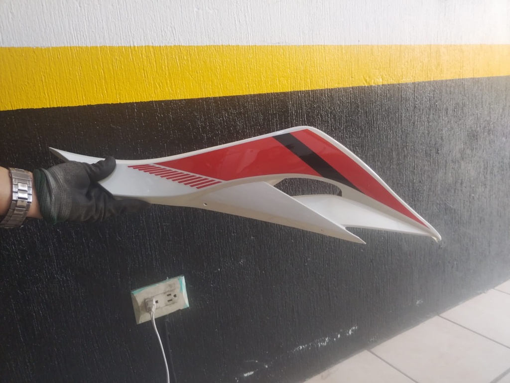 SPITZER 250 - TAPADERA TRASERA DERECHA - COLA - BLANCA / ROJO