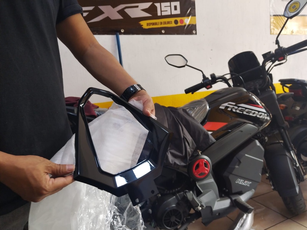 SPITZER 250 - UNIÓN TAPADERAS TRASERAS ROJO - COLA - NEGRA