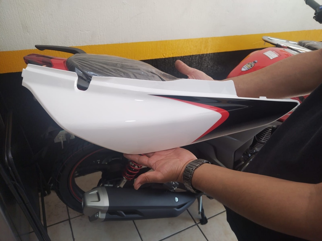 FXR 200L - TAPA TRASERA IZQUIERDA - BLANCO - BLANCA # SHORT
