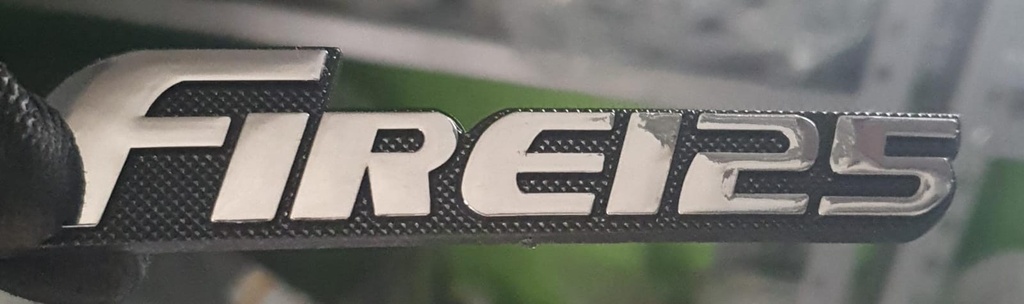 FIRE 125 - EMBLEMA TAPADERA LATERAL (AMBOS LADOS)