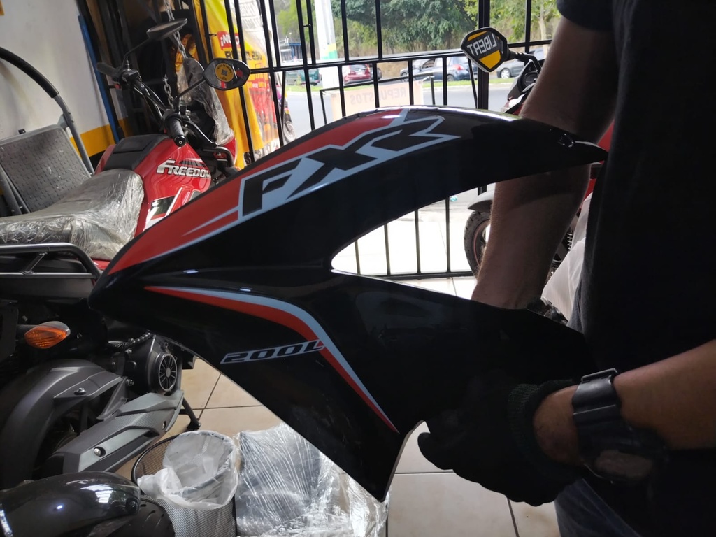 FXR 200L- ALETA D/TANQUE DERECHA NEGRA - SHORT