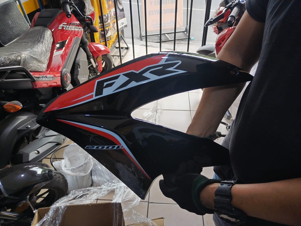 FXR 200L- ALETA D/TANQUE IZQUIERDA NEGRA - SHORT