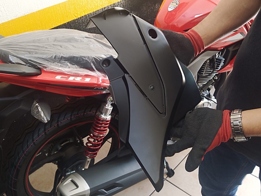 FXR 200L - COBERTOR LATERAL INTERMEDIO IZQUIERDO / TAPADERA - BLANCO #SHORT