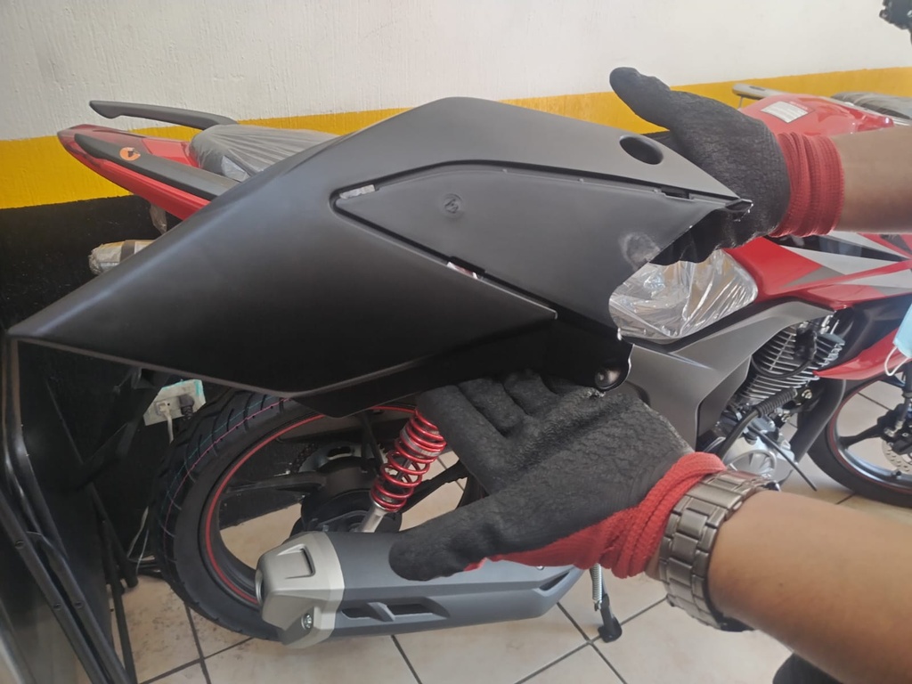 FXR 200L - COBERTOR LATERAL INTERMEDIO DERECHO / TAPADERA BLANCO #SHORT