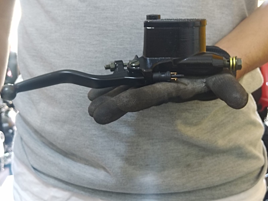 CR4N 250 - BOMBA DE FRENO DELANTERA CON PORTAMANECILLA