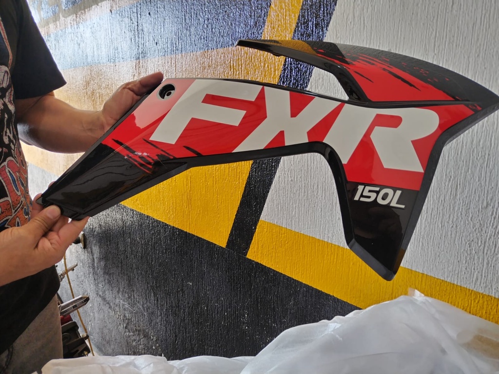 FXR 150L # ALETA D/TANQUE RH NEGRO