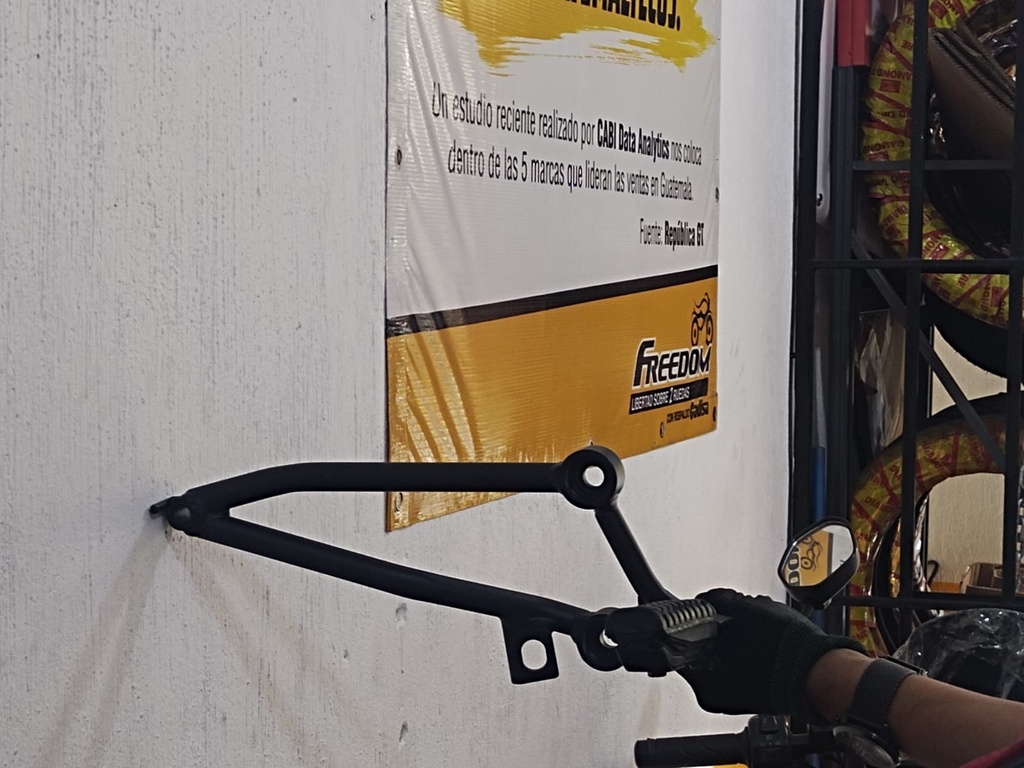 CR150 - ESTRIBO DELANTERO DERECHO