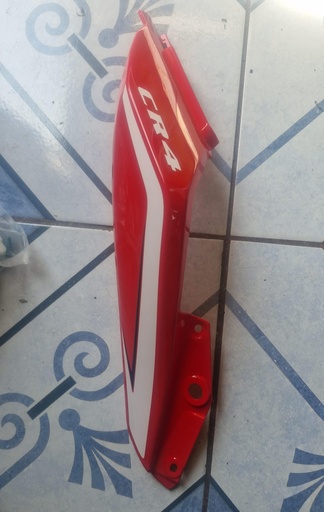 [342080200-0045] CR4 - TAPADERA DERECHA CHASIS ROJO / ROJA  (COLA) 